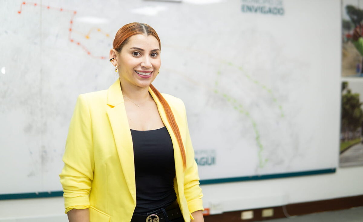 La nueva gerente de Metroplús, Katherine Manco Quiroz, nació en Dabeiba (Antioquia), y es profesional en Derecho y especialista en Derecho Administrativo, Gerencia de Proyectos y Contratación Estatal.