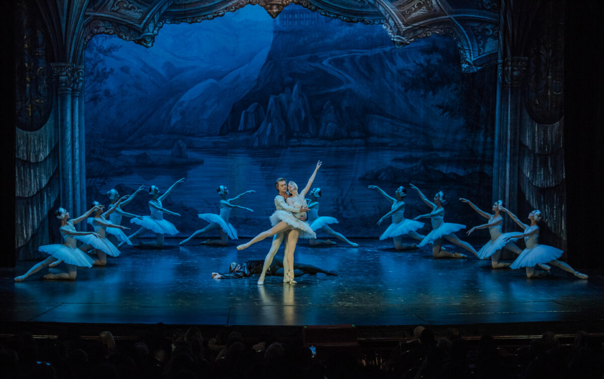 El lago de los cisnes por el Ballet Clásico de San Petersburgo en Medellín