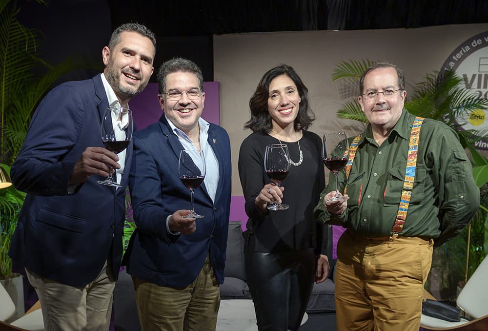 Para José Rafael Arango, director técnico de Expovinos (segundo de izquierda a derecha) el consumo del vino y el conocimiento sobre él sigue aumentando en Medellín. 