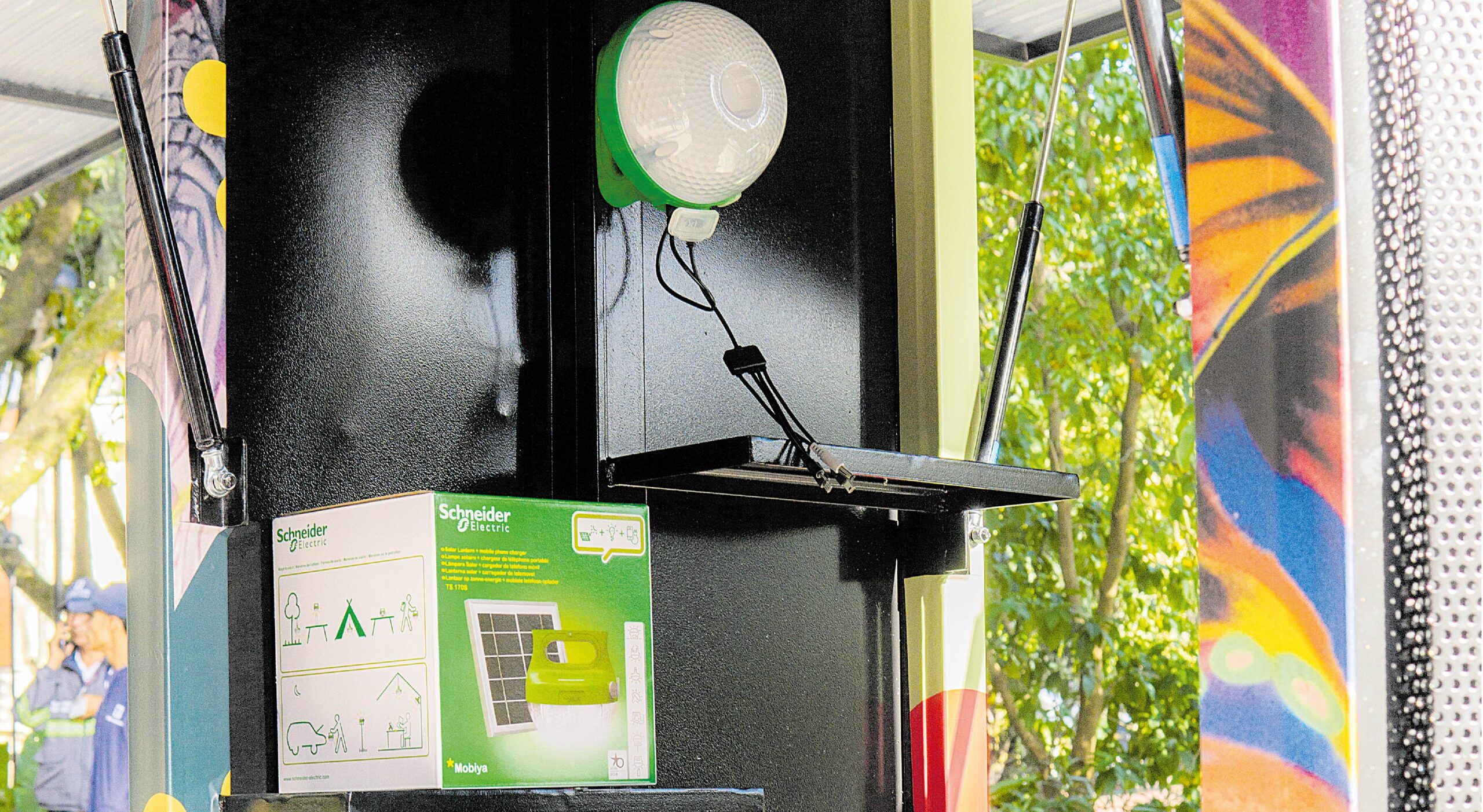 Electricidad autogenerada en módulos para artesanos del Lleras, en El Poblado