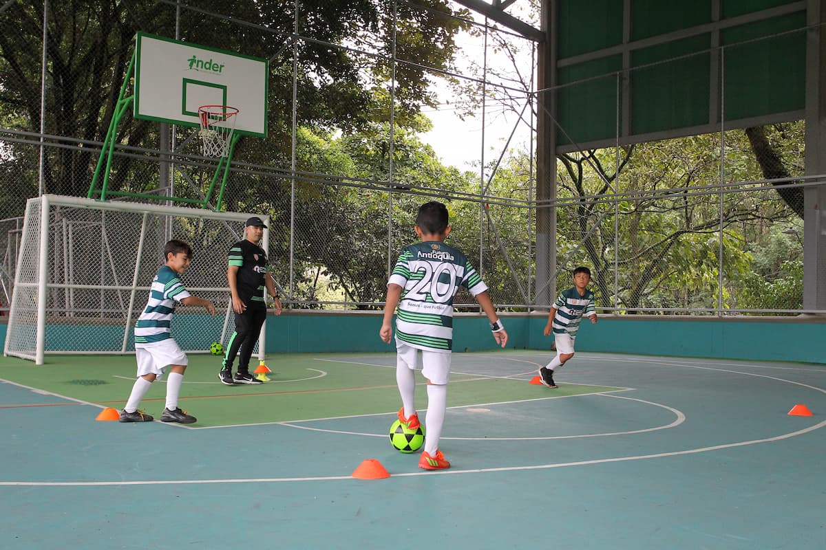 INDER renovó la cancha polideportiva cubierta en Los González, en El Poblado