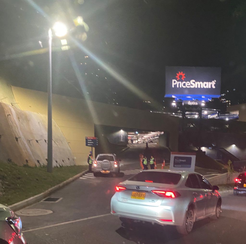 Acceso vehicular nocturno Price Smart El Poblado