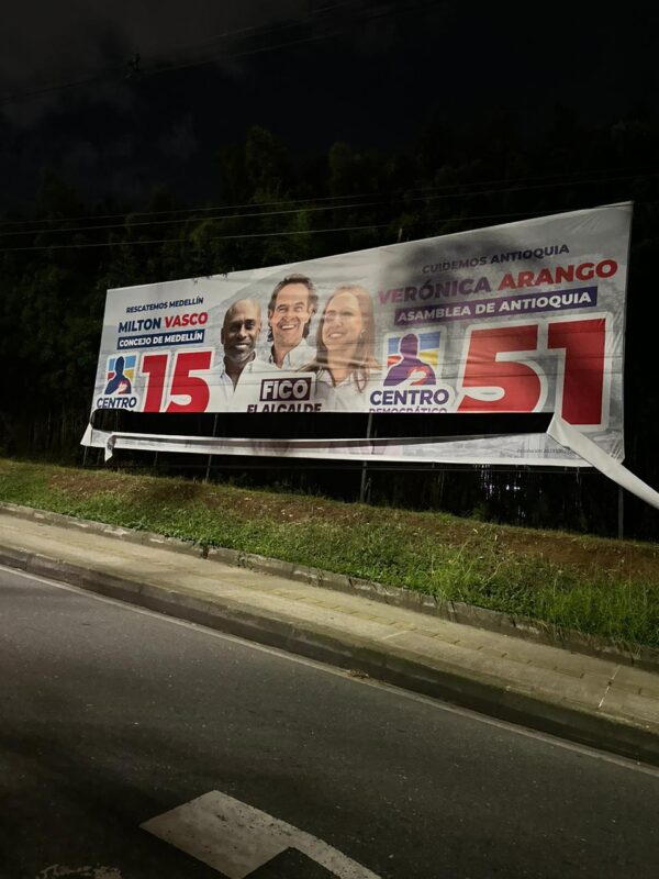 Valla política del Centro Democrático destrozada