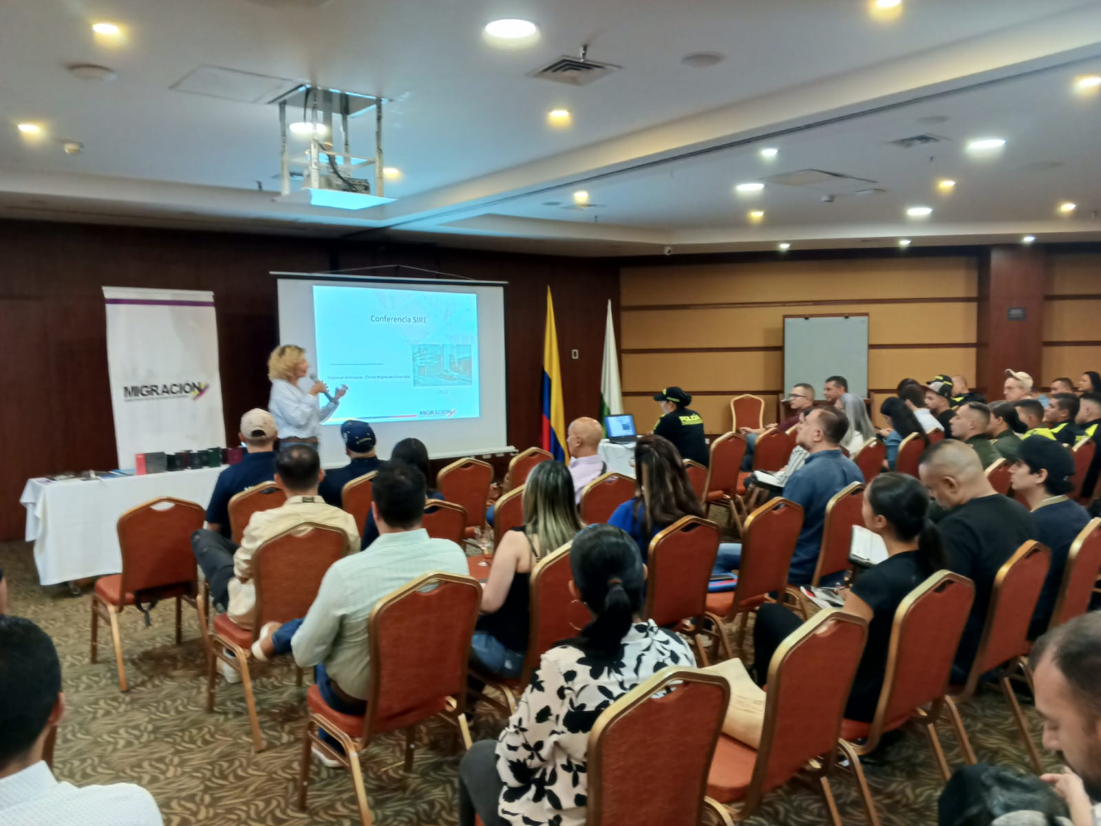 Migración Colombia charla con hoteleros El Poblado