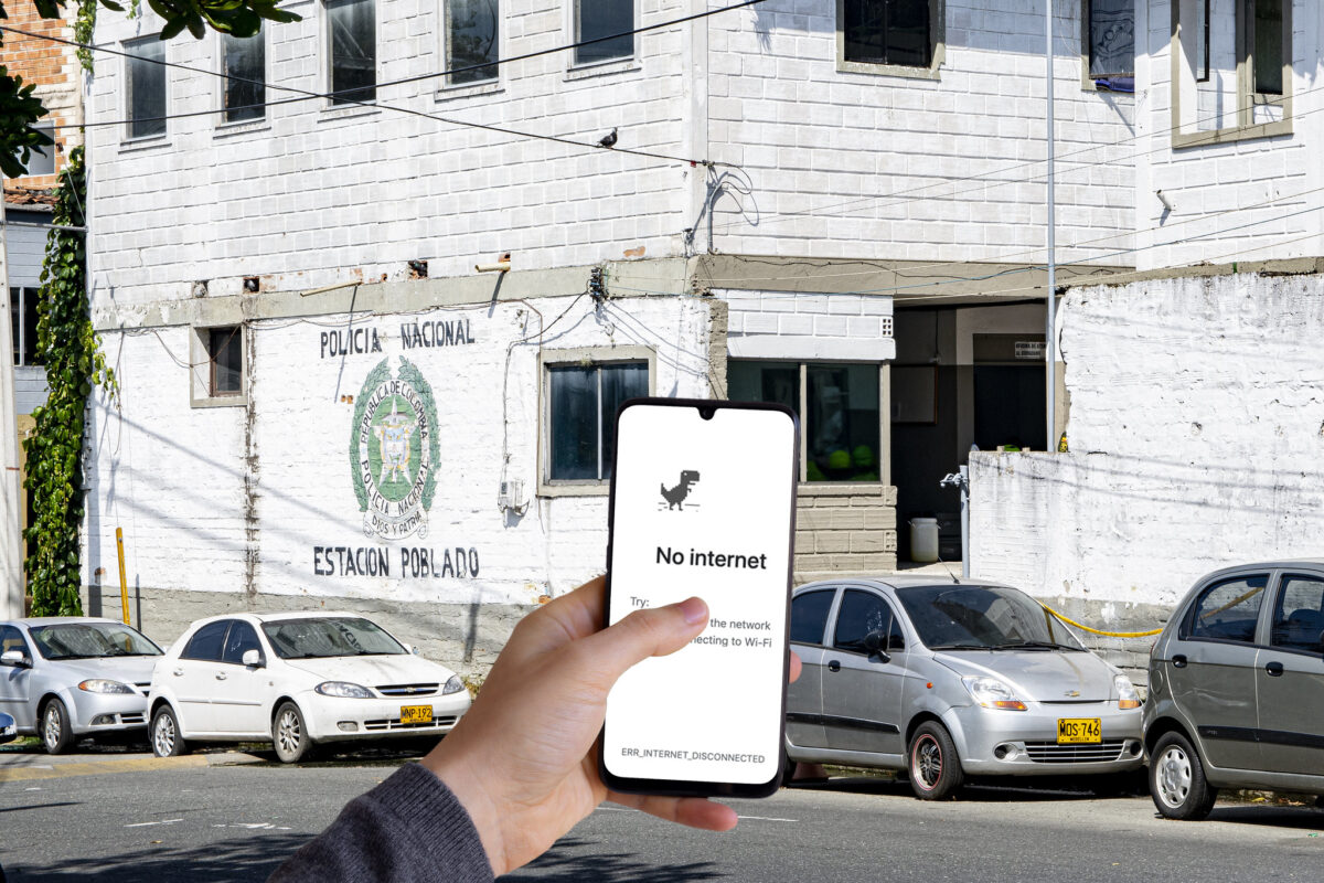 Fotomontaje estación de policía sin Internet