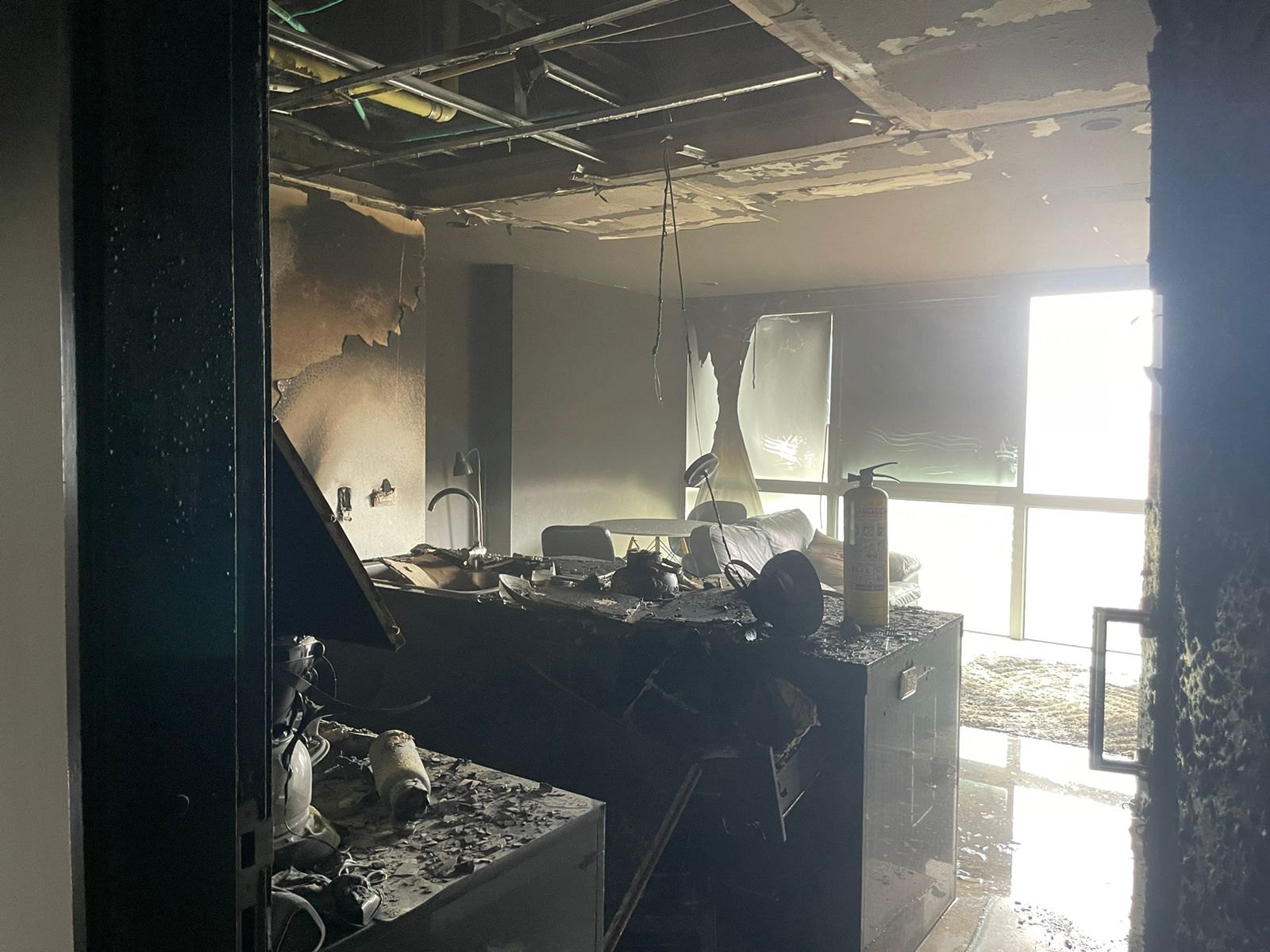 El área afectada fue la cocina y se desconocen las causas del incendio ya que en el lugar no se encontraba nadie. Por fortuna, en el hecho no hubo personas lesionadas.