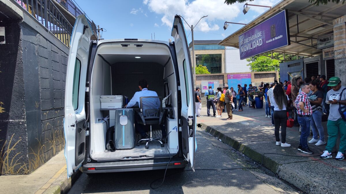 Unidad Móvil de Trámites de Movilidad recorre las calles de Medellín