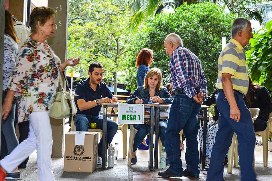 Puesto de votación mesa votaciones ciudadanos