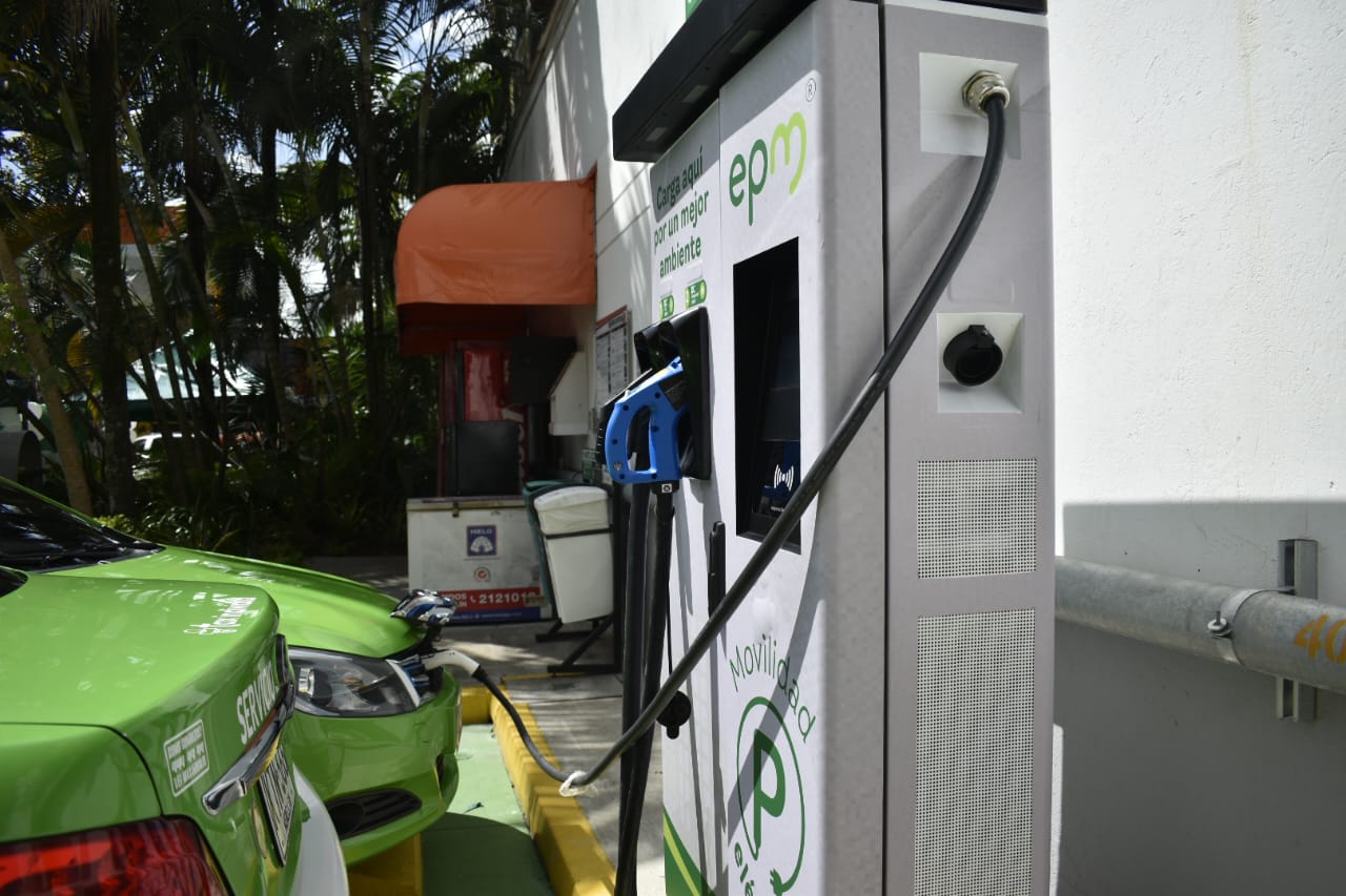 EPM tiene una nueva estación de carga de vehículos eléctricos en el sector Los Álamos, en Medellín