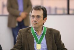 El máximo reconocimiento del Departamento para Alonso Salazar