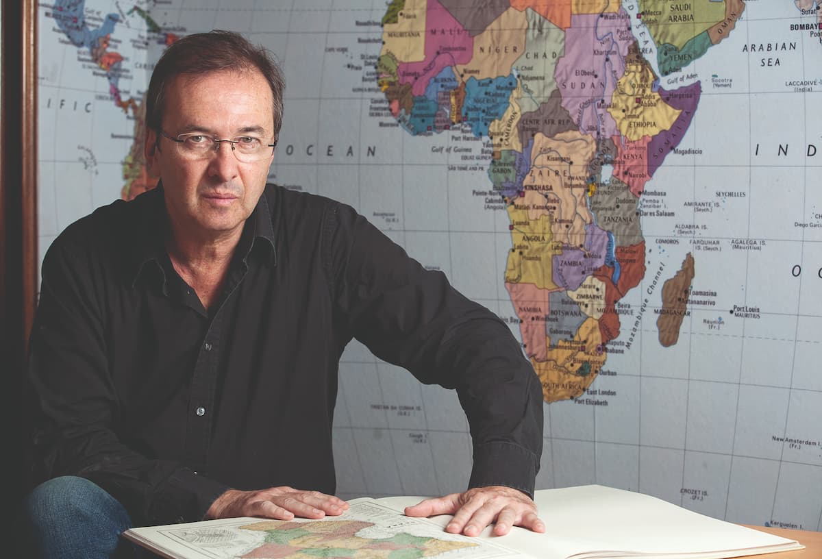 Javier Moro es el autor de libros de gran éxito en Colombia, como Pasión india, El sari rojo, El imperio eres tú, A flor de piel, Mi pecado y A prueba de fuego, entre otros.