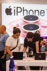 iShop, en el centro comercial Oviedo, otra tienda Apple Premium Partner en El Poblado