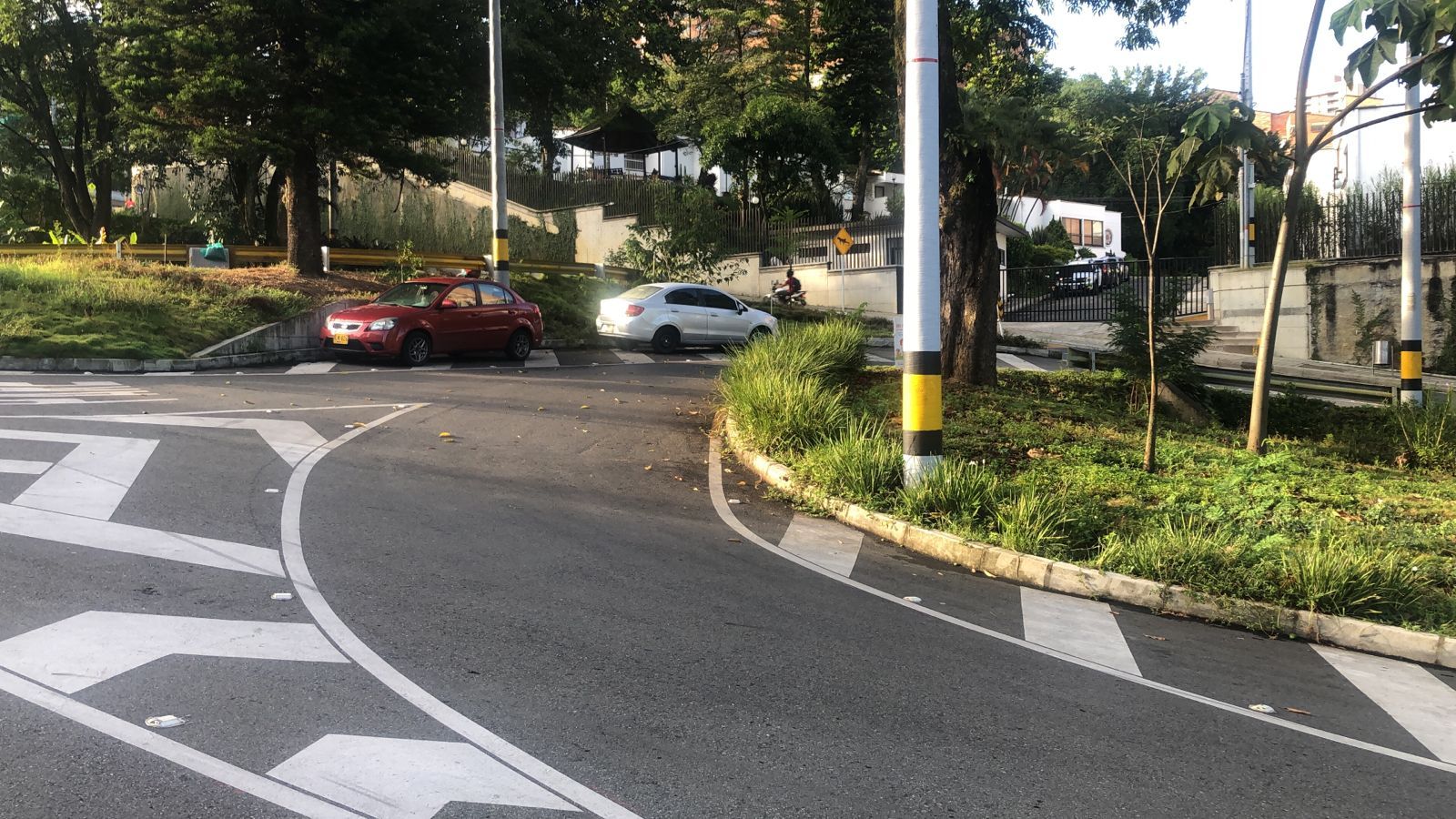 carros intermedia mal parqueo espacio público