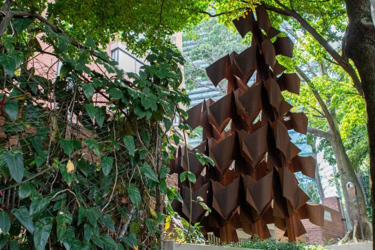“Bandada de palomas”: una escultura para conocer