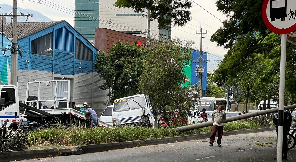 Transporte escolar chocó con un poste en la Av. Las Vegas, El Poblado