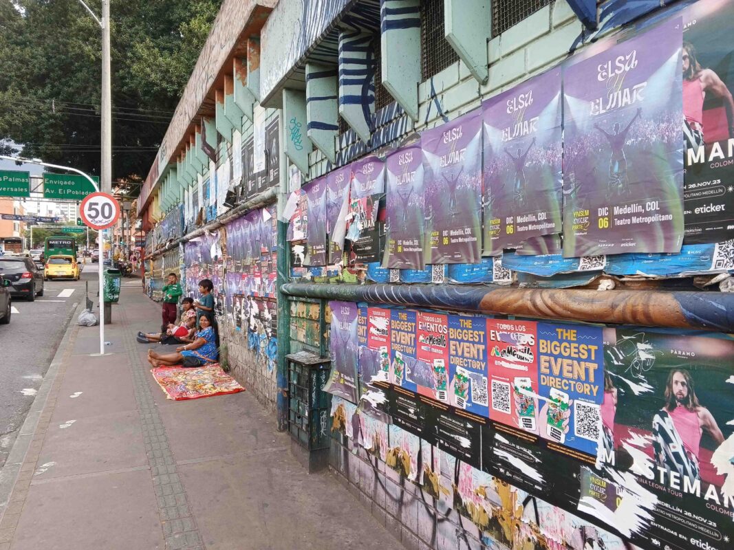 Espacio público fachadas suciedad carteles