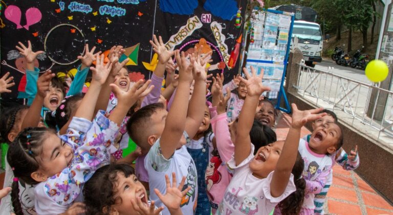Medellín se llena de alegría y juego durante el Mes de la Niñez