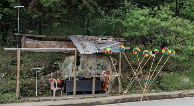 Venteros en Los Balsos ocupan espacio público