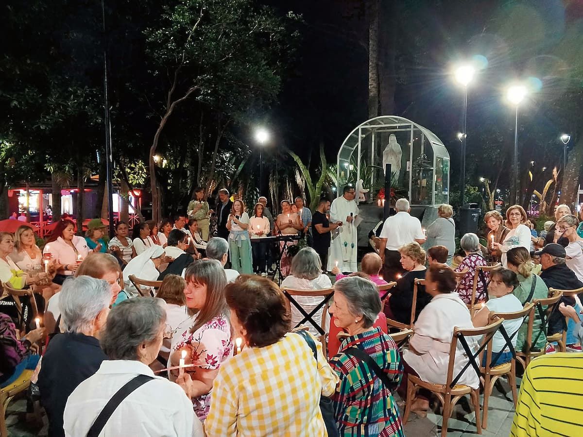 Rezo Santo Rosario Parque Lleras
