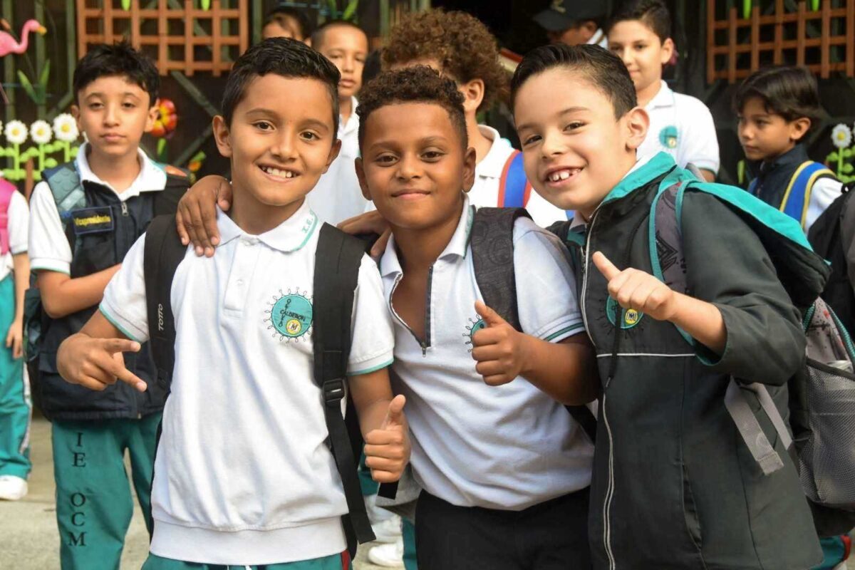 escolares alumnos estudiantes colegios