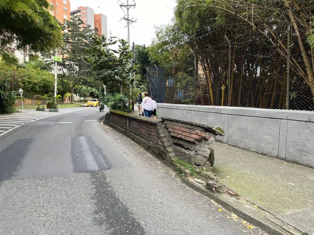seguridad vial peatones muro de protección