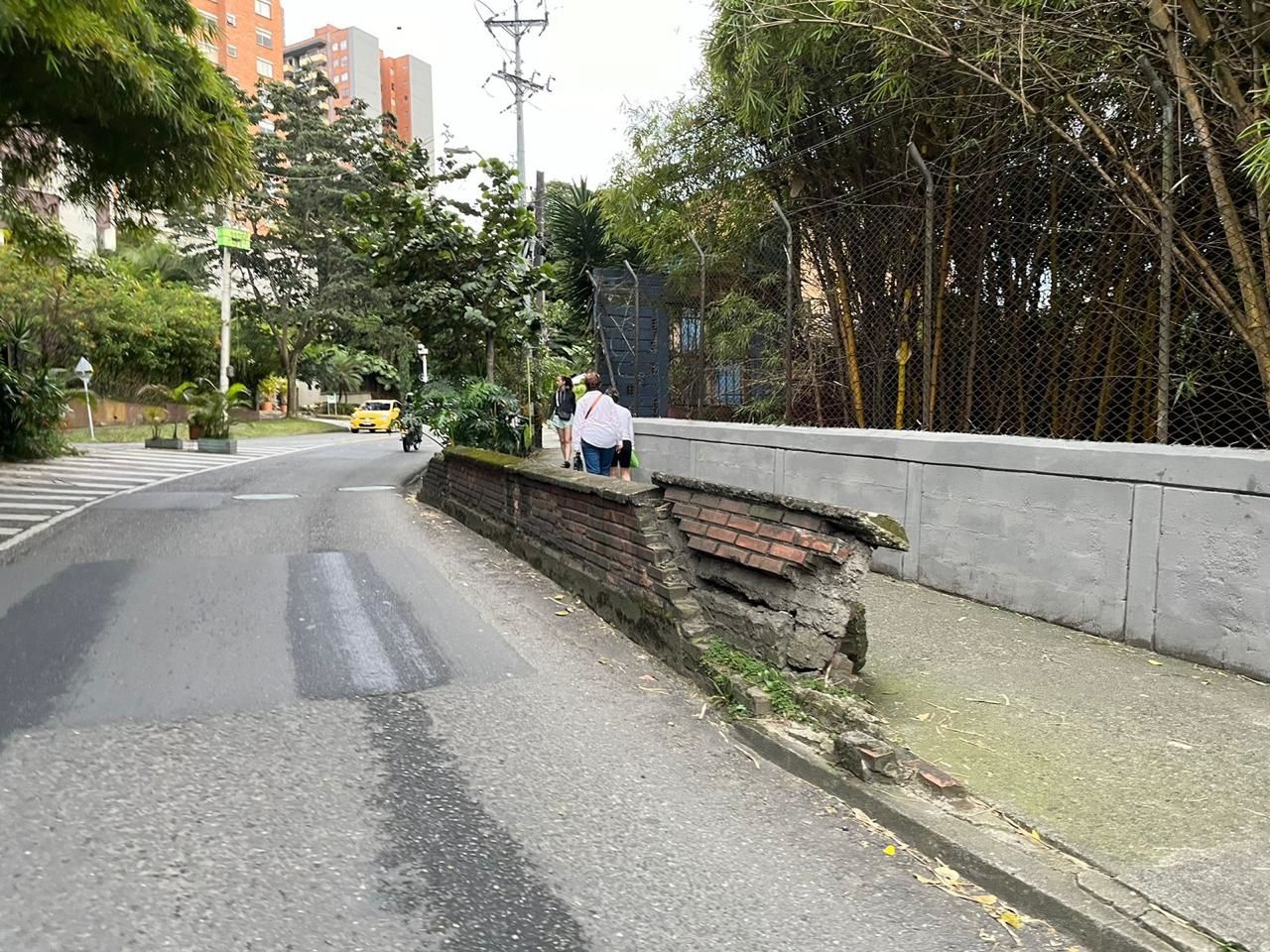 seguridad vial peatones muro de protección