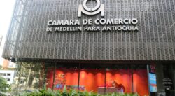 Los aqui presente en la vitrina de la Camara de Comercio sede El Poblado