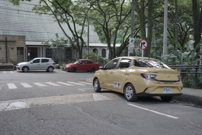 Queja de vecinos de la Divina Eucaristía por imposición de nuevo acopio de taxis