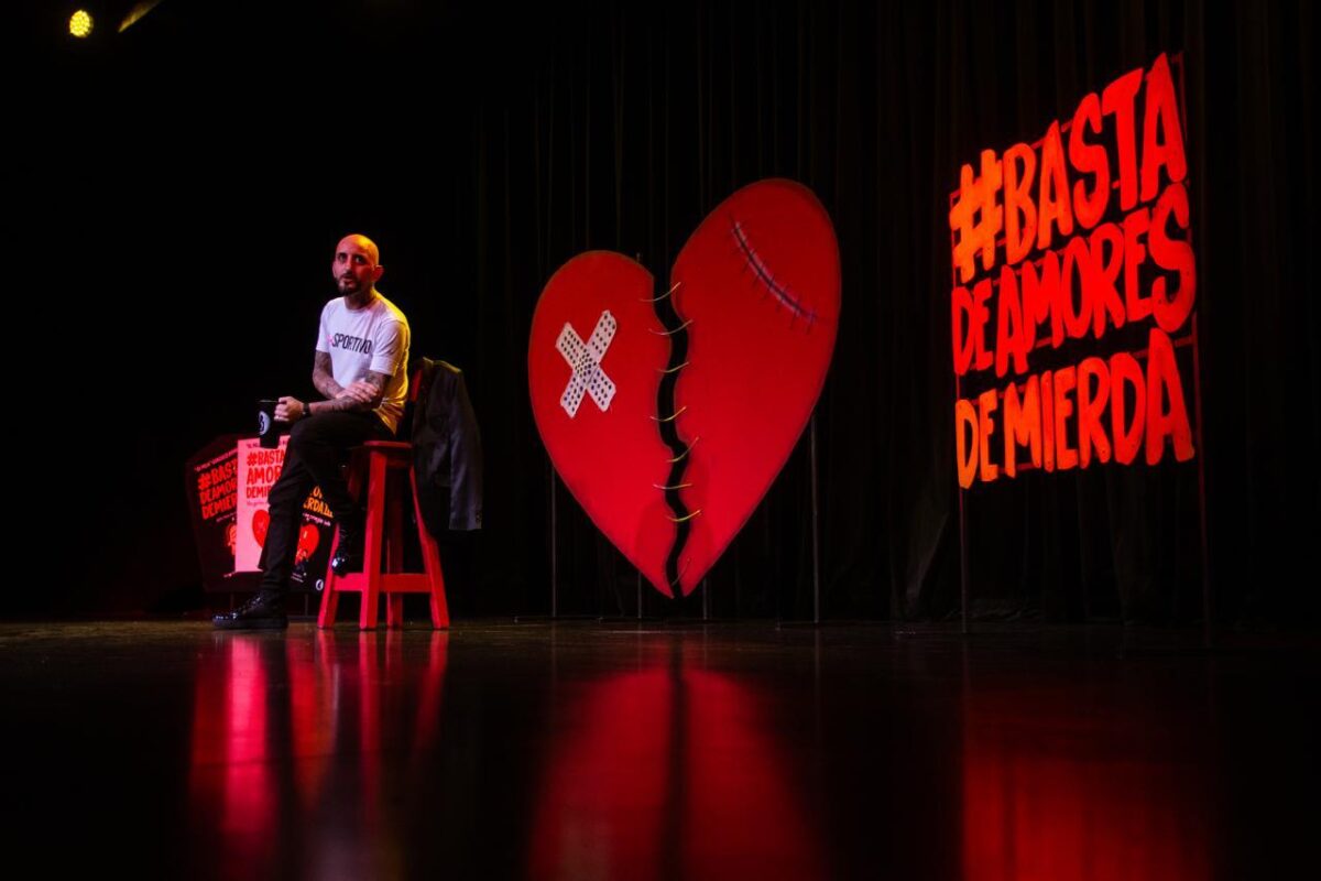 El Pela Romero, argentino, llega con su stand up comedy y libro a Medellín