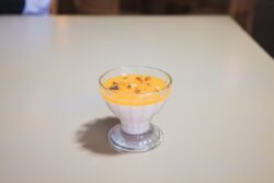 Majalabiye, una base de nata aromatizada con ashar, coronado con maracuya y pistachos.