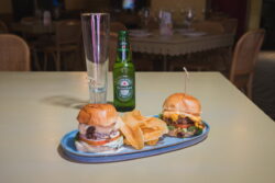 Mini hamburguesas, con carne de kafta, una con sabores arabes y otra al mejor estilo americano