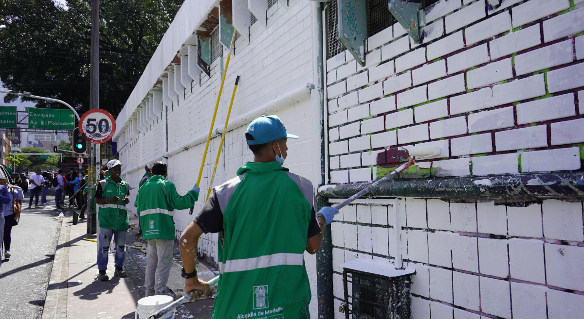 muro fachada espacio público afiches