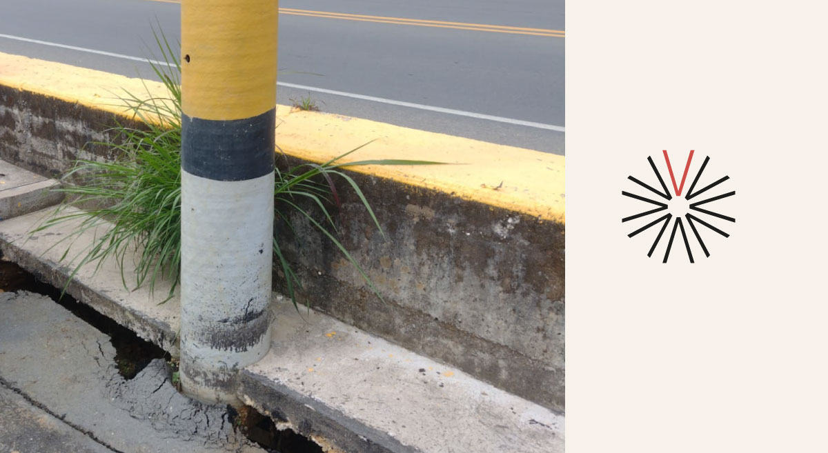 poste alumbrado público autopista vía