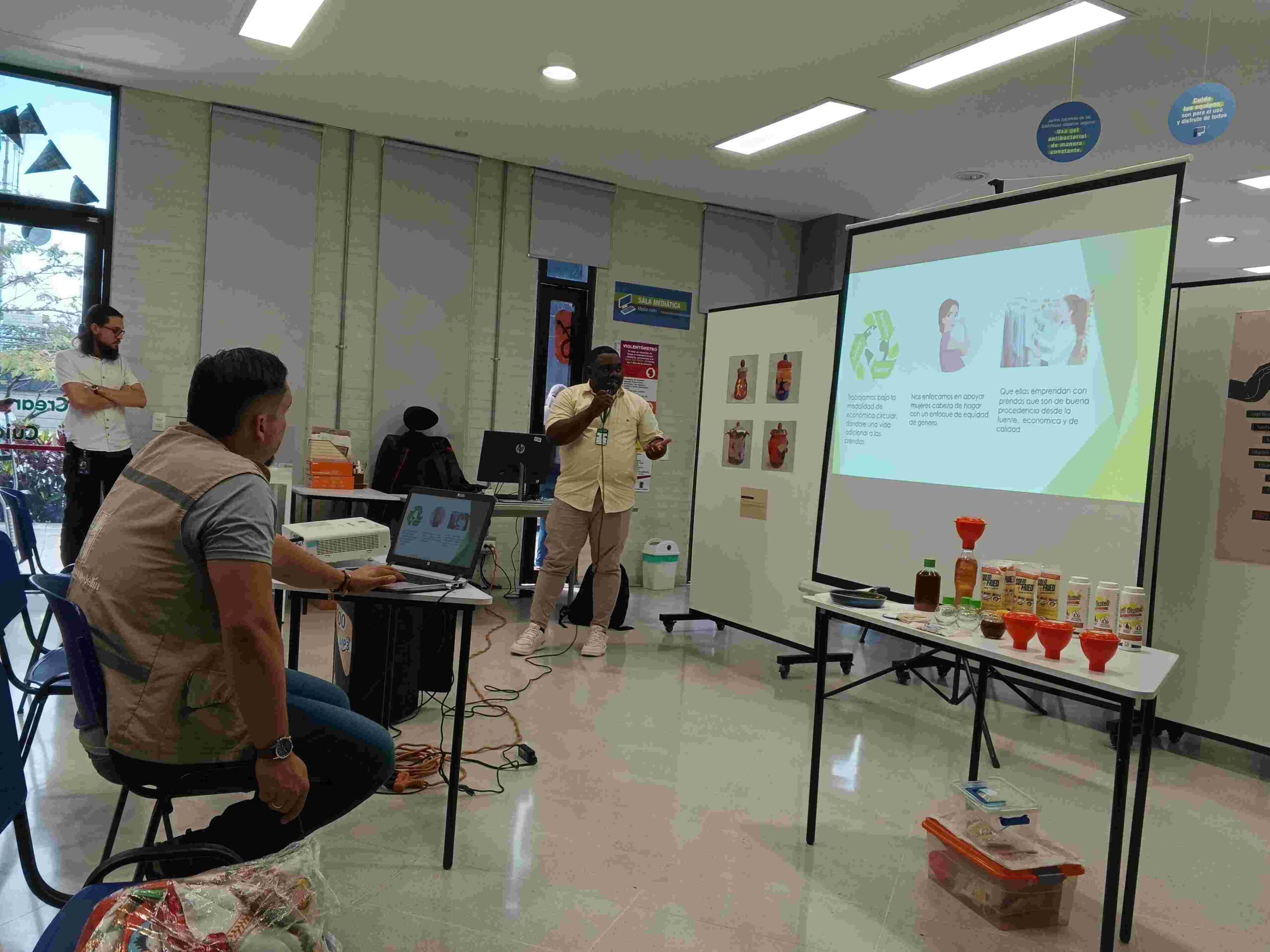 Biblioteca Pública de El Poblado UVA Ilusión Verde