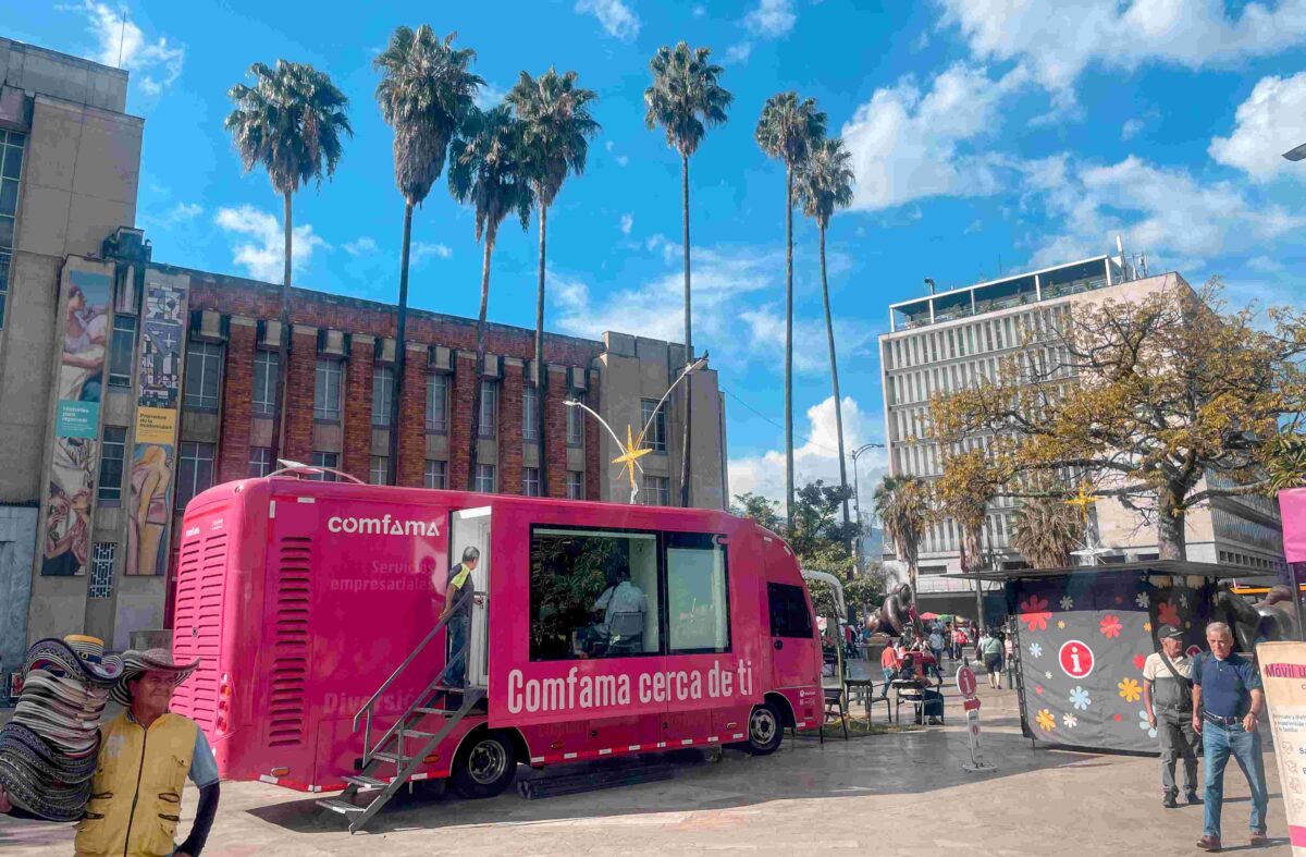 Comfama unidades móviles buses magenta