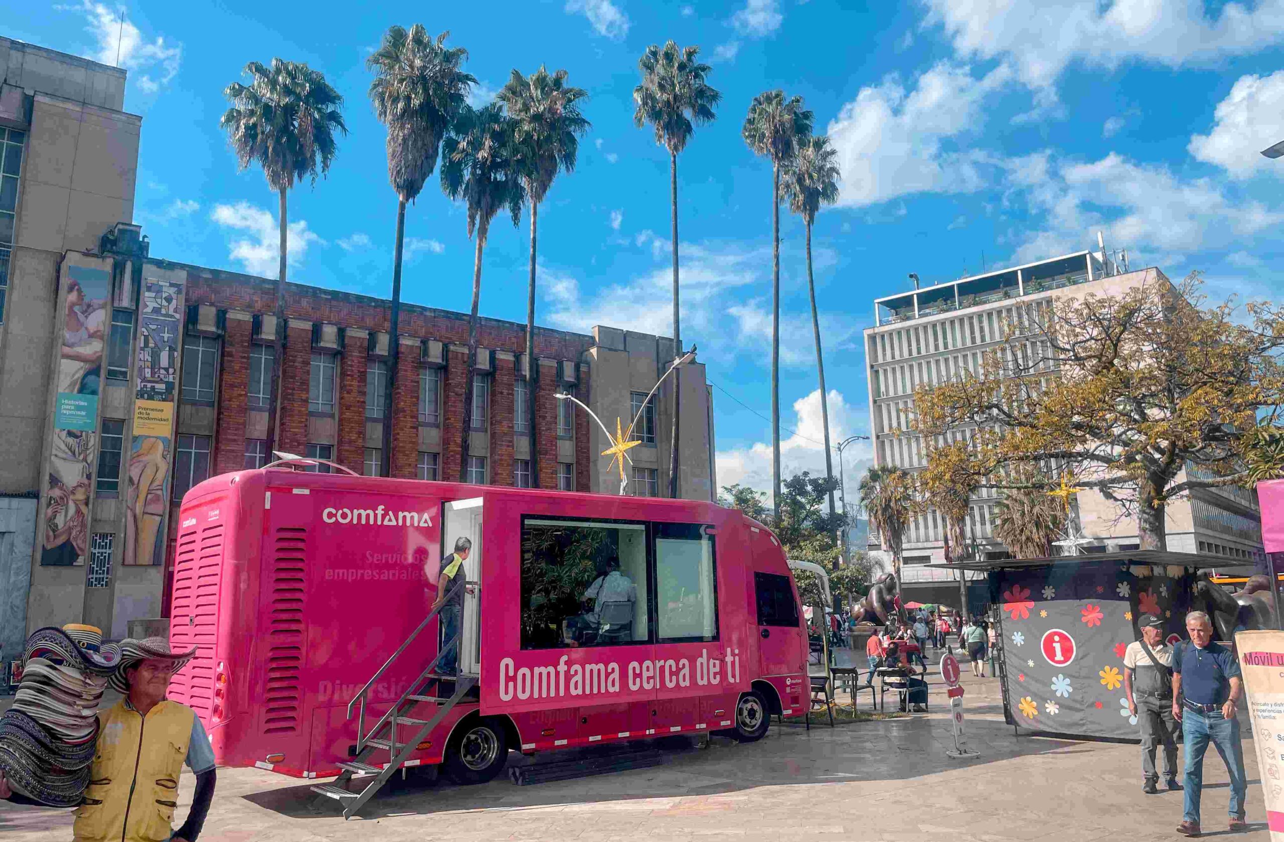 Comfama unidades móviles buses magenta