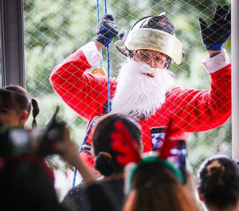 Papá Noel entró por las ventanas del Hospital Infantil San Vicente Fundación