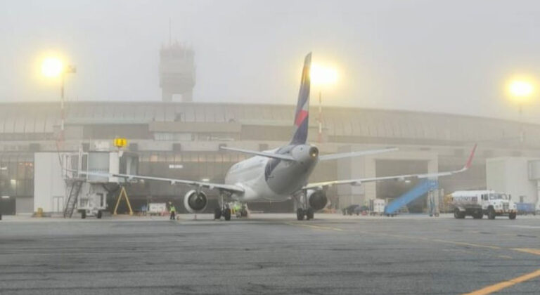 La niebla atrasa vuelos en el José María Córdova, este martes