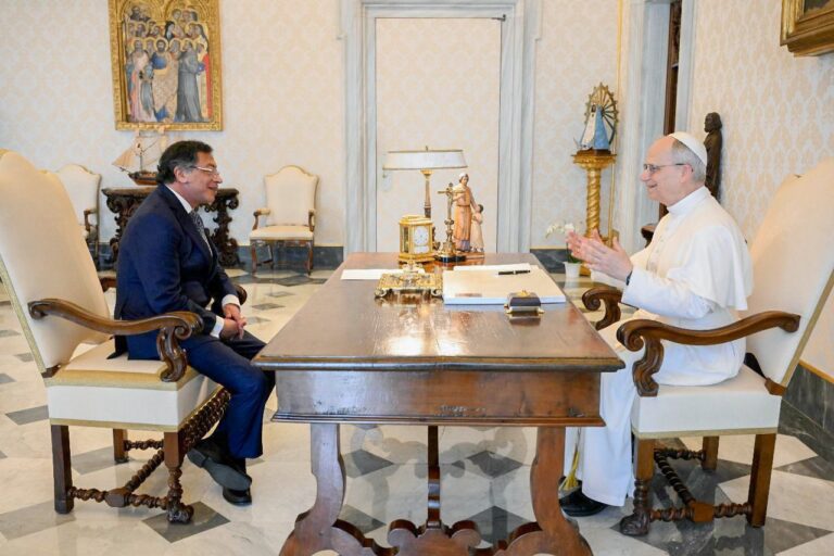 En audien​cia privada, Petro invitó al papa León XIV a Colombia
