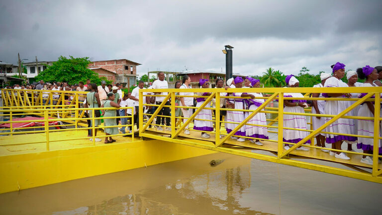 Entregan muelle fluvial en Bojayá como símbolo de memoria histórica
