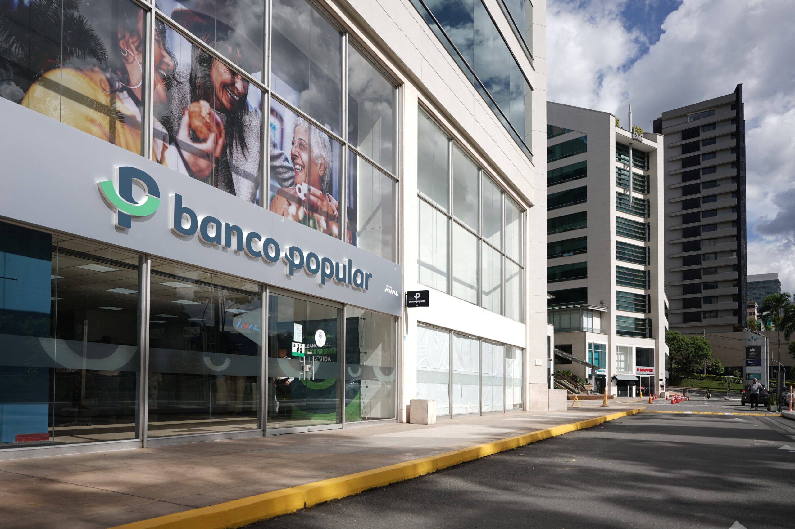 Banco Popular nueva imagen fachada San Fernando Plaza