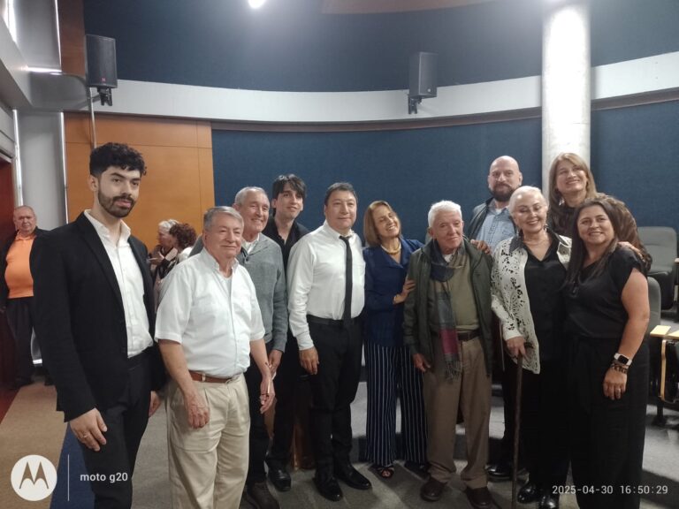 Eafit recibió nueva entrega del acervo documental de Carlos Vieco
