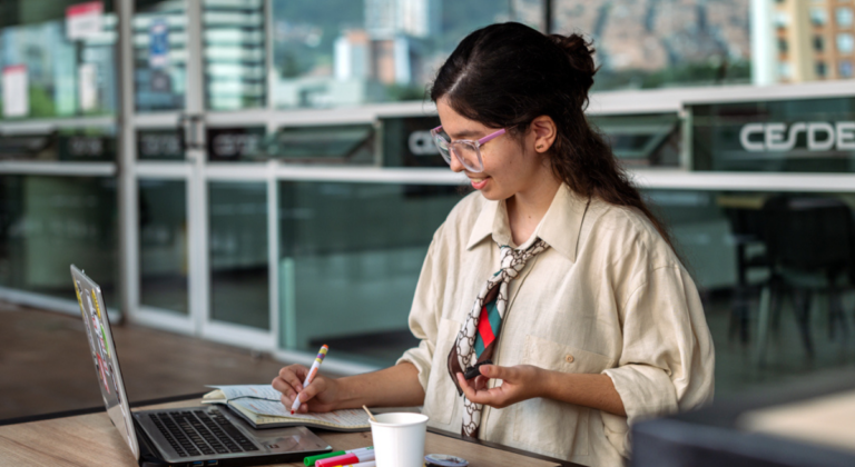 Más de 2.000 becas técnicas para estudiar inglés e inteligencia artificial en Antioquia