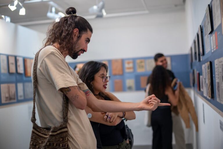“Tinta no extinta”: la exposición que trae de vuelta las revistas, volantes y fanzines de Medellín