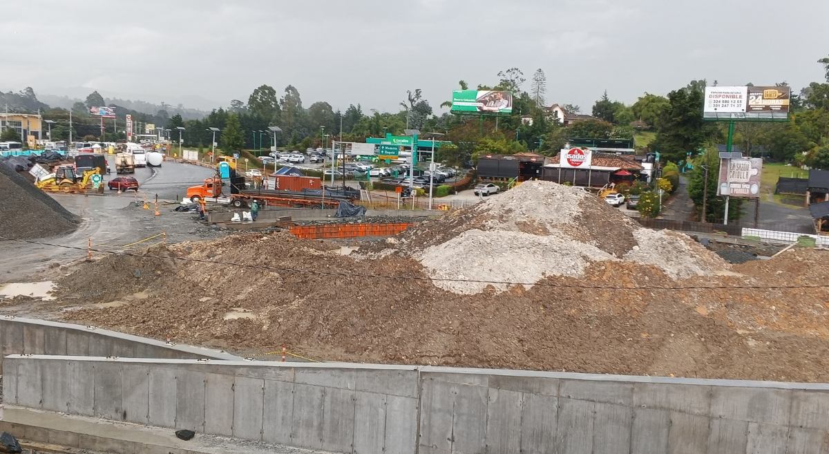 intercambio vial aeropuerto José María Córdova en obra