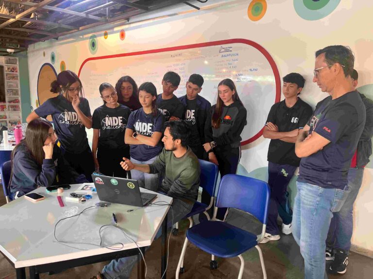 Estudiantes en Medellín crearon prototipos contra la desigualdad y contaminación