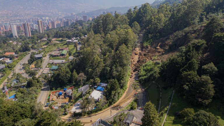 Con maquinaria pesada, sector privado apoya trabajos en loma de Los Balsos
