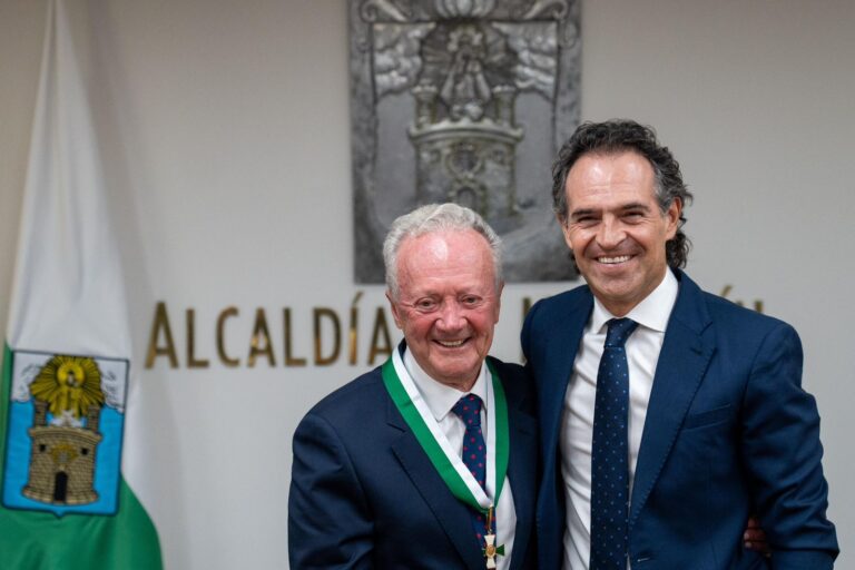 Alcaldía entregó medalla al Mérito Cívico y Empresarial a Arturo Calle
