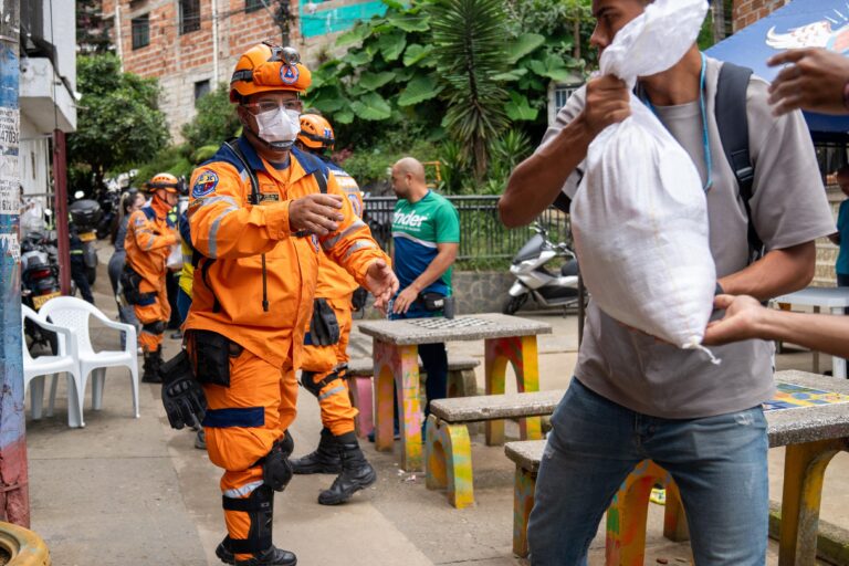 Alcalde de Medellín reconoció labor del Comité Comunitario de Gestión del Riesgo de Villatina