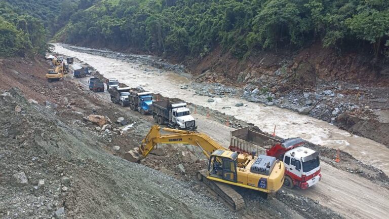 Tras 22 días habilitan paso para todo tipo de vehículos en vía Medellín-Quibdó